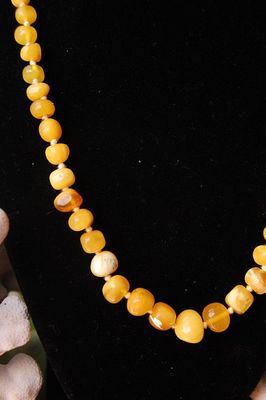 egg yolk amber necklace detail1.jpg