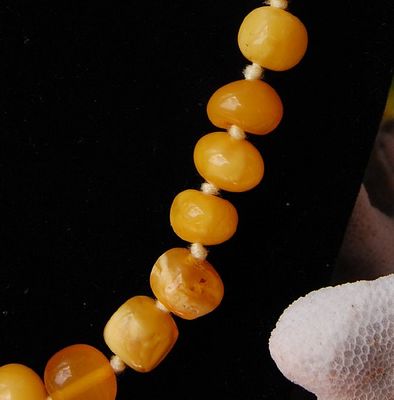 egg yolk amber necklace detail4.jpg