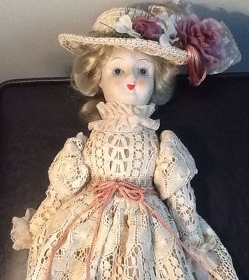 Walda Doll Lot - Beige Lace Dress 1978 Davar.JPG