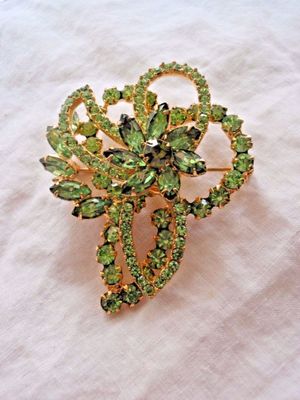 Vintage D&E Juliana Peridot Green Rhinestone Flower Swirl Brooch