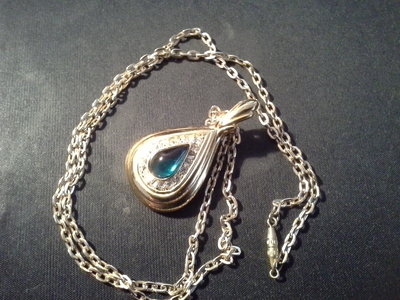 vintage pendant necklace.png