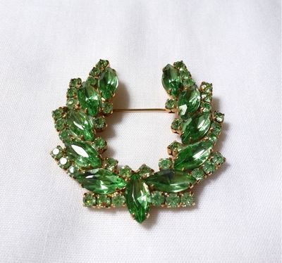 green wreath brooch.jpg