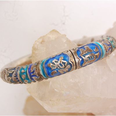 chinese enamel bangle front characters.jpg
