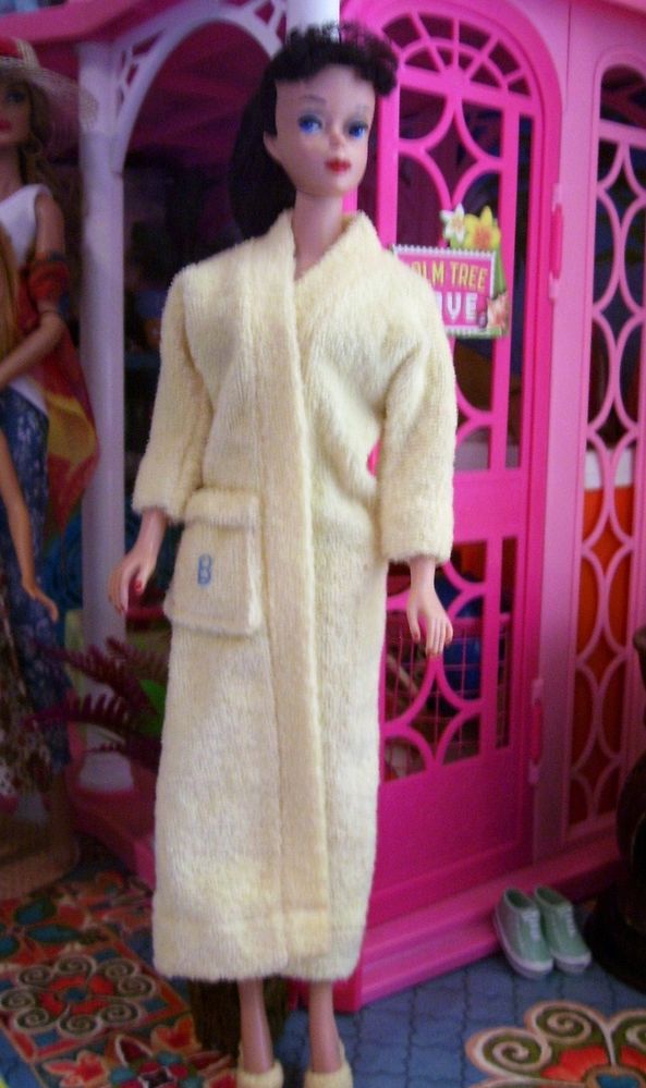 Barbie stayed a night at Palm Tree Cove.  This robe & slippers were a yardsale find too.  Had a fun time that day!