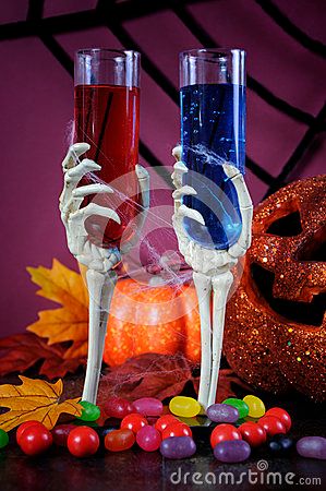 il-cocktail-macabro-felice-del-partito-di-halloween-beve-con-i-vetri-di-scheletro-verticale-44645241.jpg