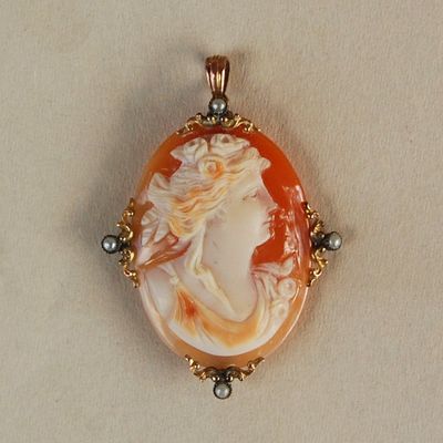 Love the frame on this cameo pendant