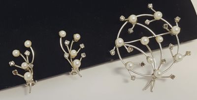 silvertone faux pearls & rhinestone brooch